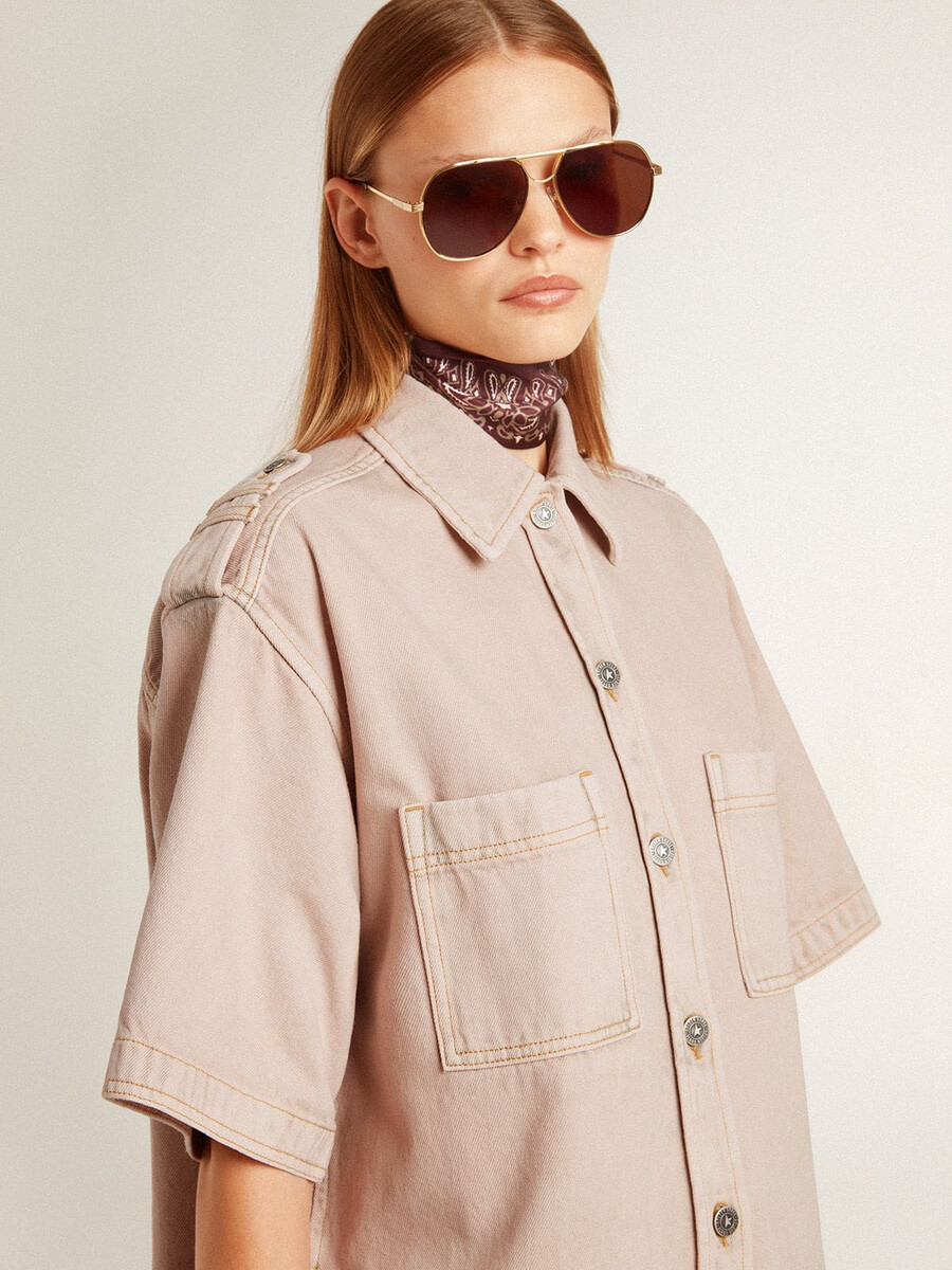 dameshemd van roze geverfd denim met een oversized pasvorm