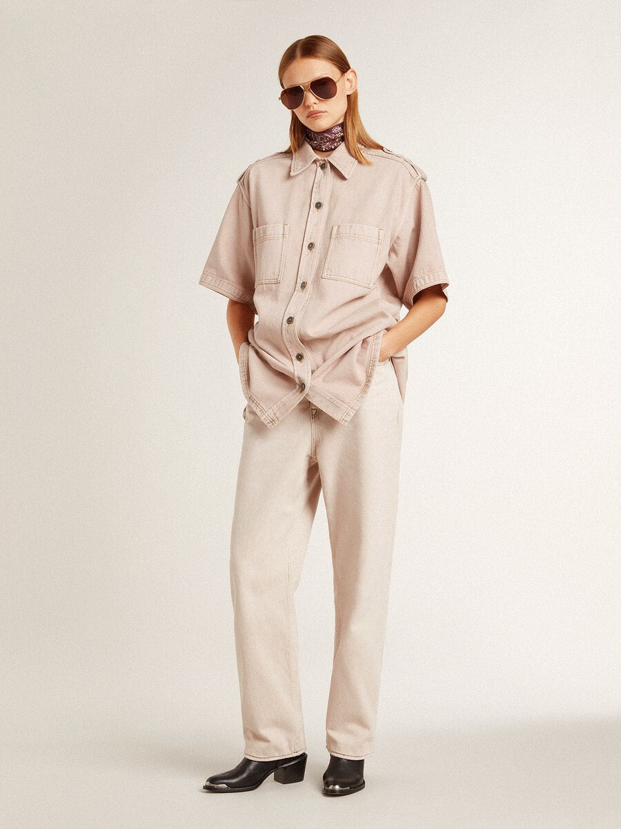 dameshemd van roze geverfd denim met een oversized pasvorm