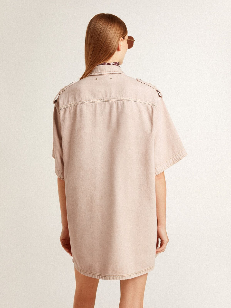 dameshemd van roze geverfd denim met een oversized pasvorm