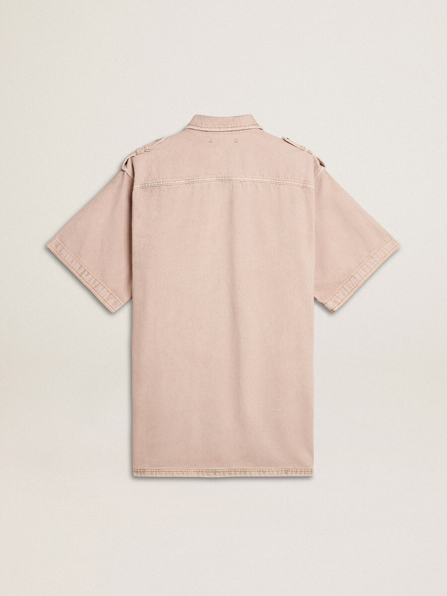 dameshemd van roze geverfd denim met een oversized pasvorm