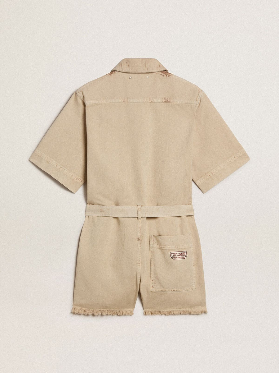 damesjumpsuit van beige denim met riem en gerafelde zoom.