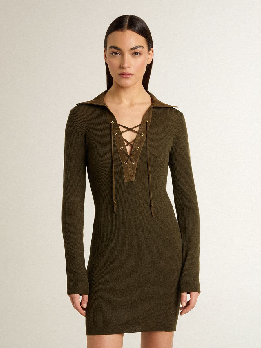 militairgroene wollen minijurk met leren details.