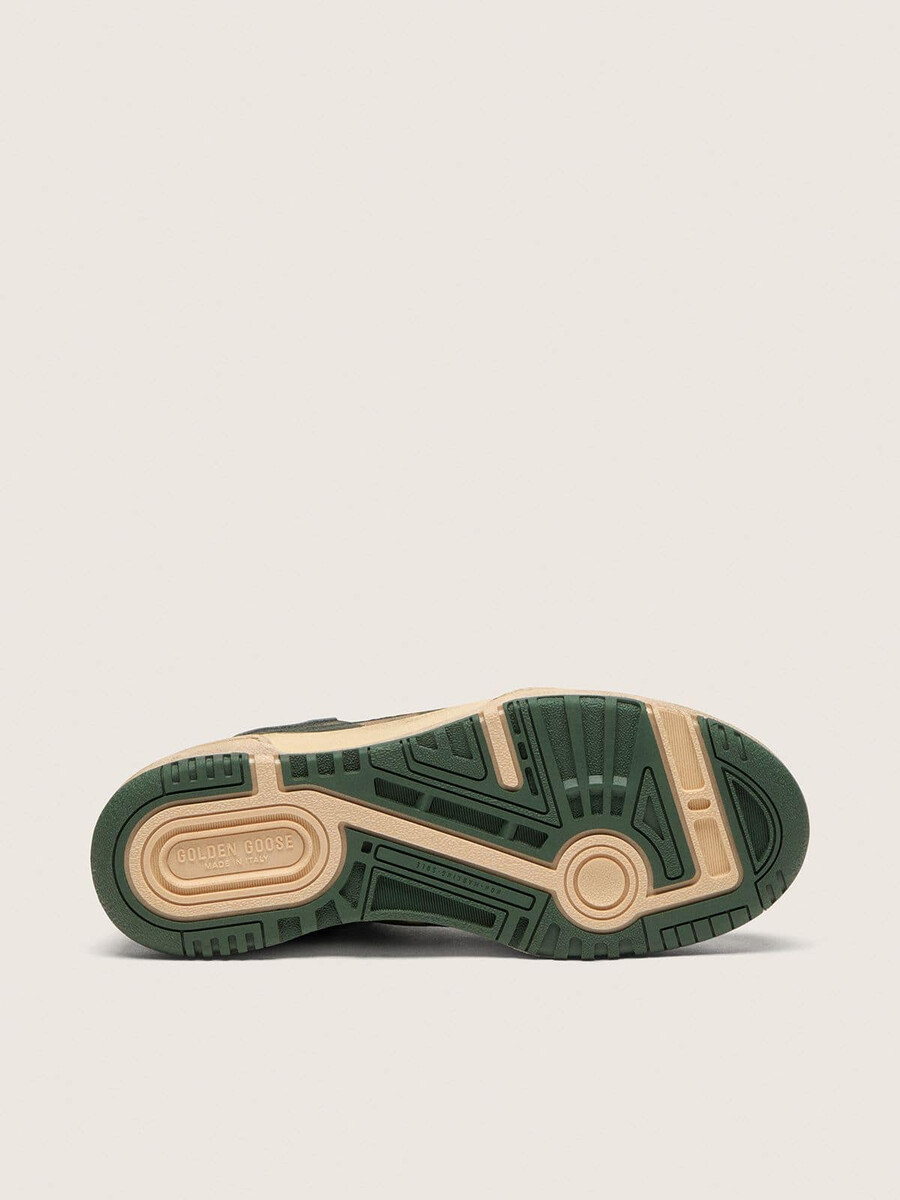 heren forty2 in groen leer en crèmekleurig nylon met tpu-ster en zilverkleurig leren hielstuk.