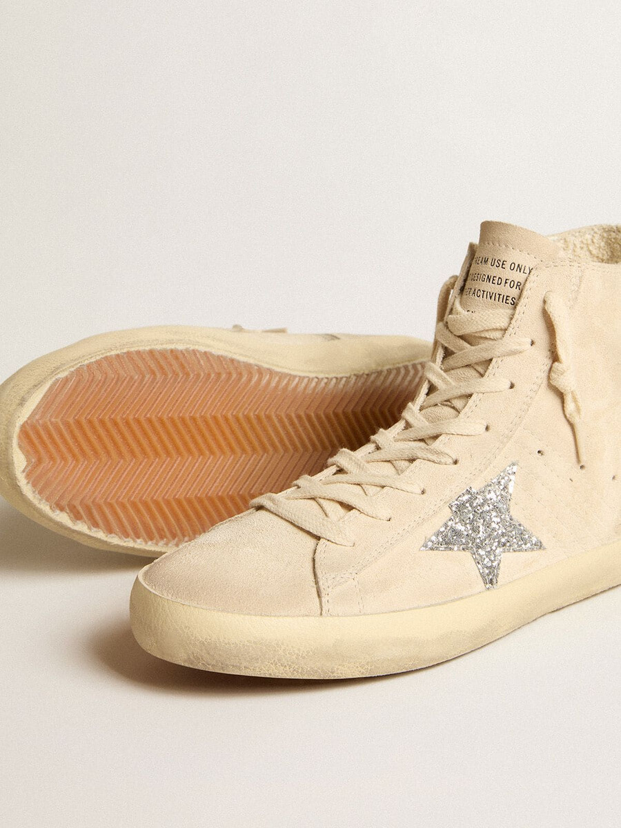 damesschoen francy in beige suède met zilveren glitterster.