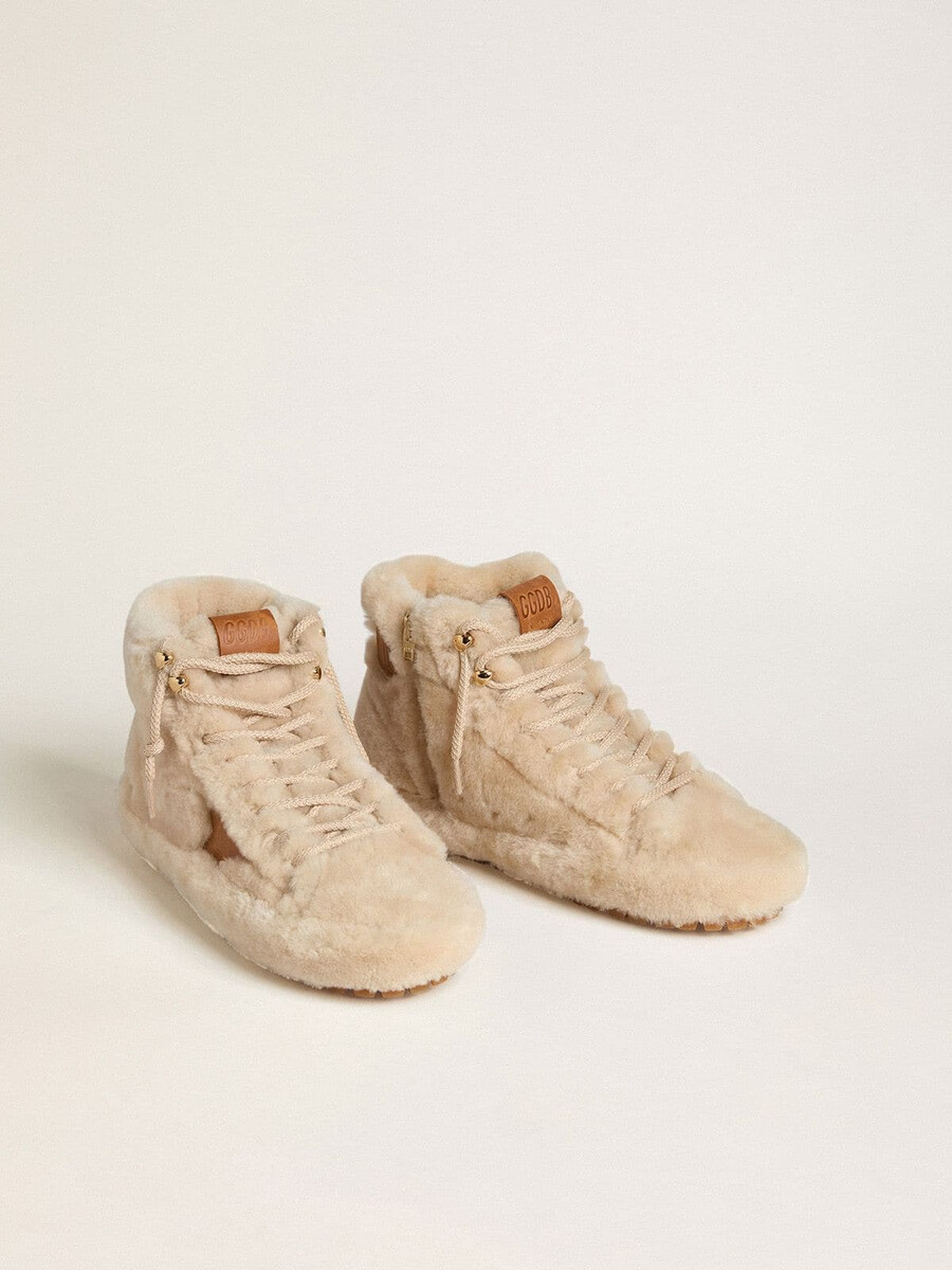 dames francy in beige schapenvacht met bruine leren ster