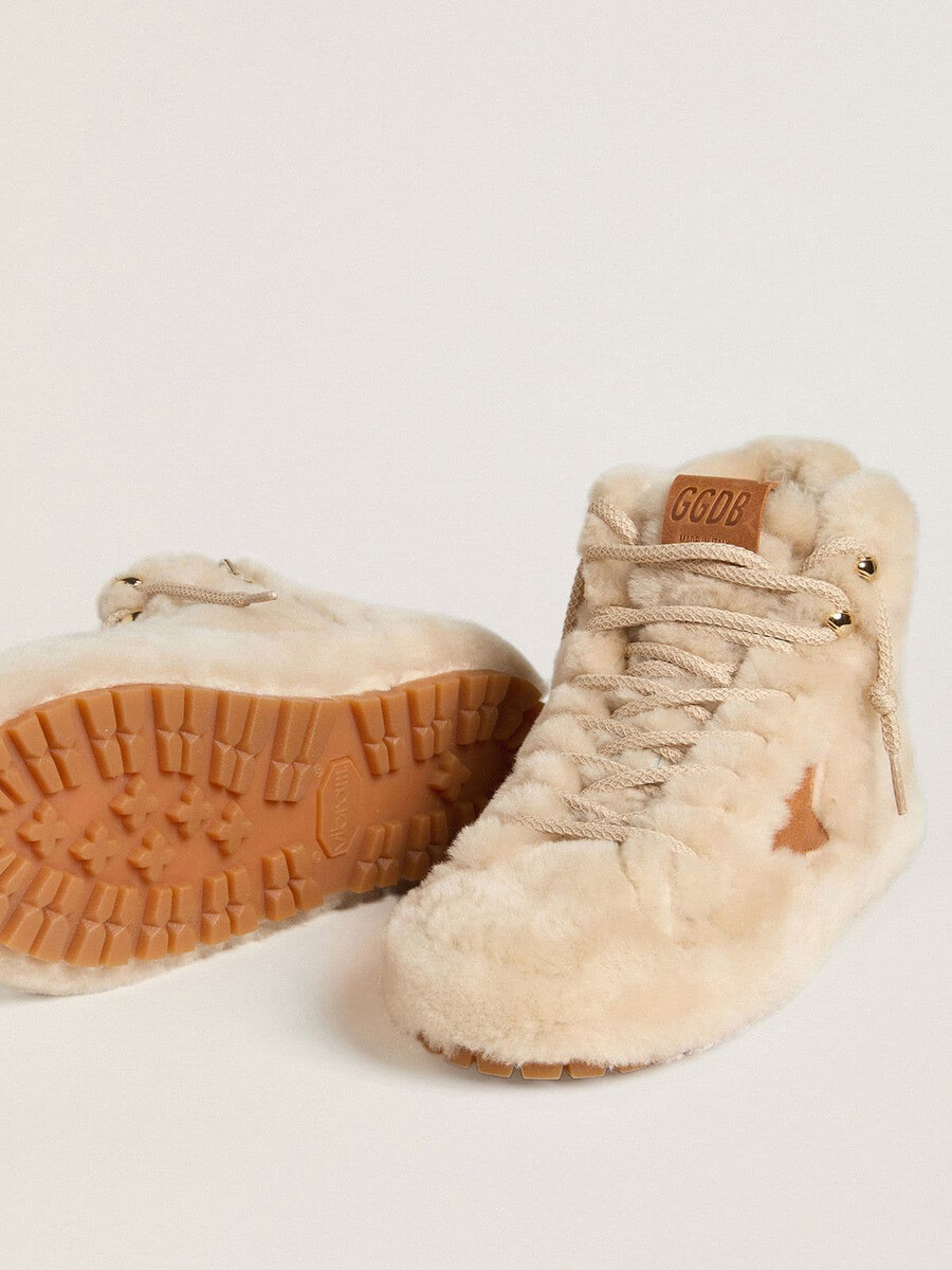 dames francy in beige schapenvacht met bruine leren ster
