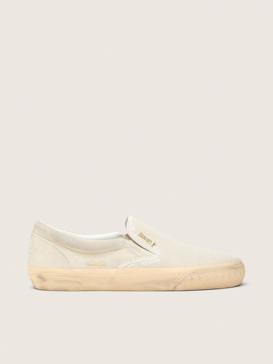 herenschoenen van vce penstar in beige suède met parelkleurige pailletten.