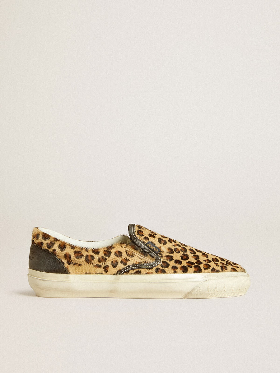 dames vce penstar in ponyhuid met luipaardprint en een zwart leren hielstuk.