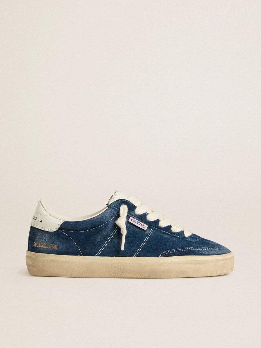 dames soul star in blauw suède met wit leren hielstuk.