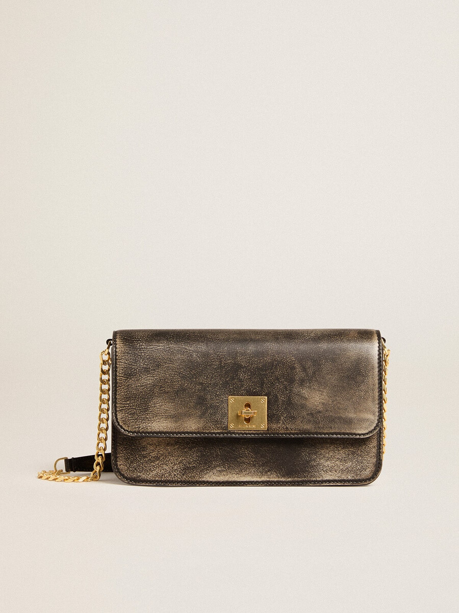 gioia-tas van zwart vintage leer met gouden details.