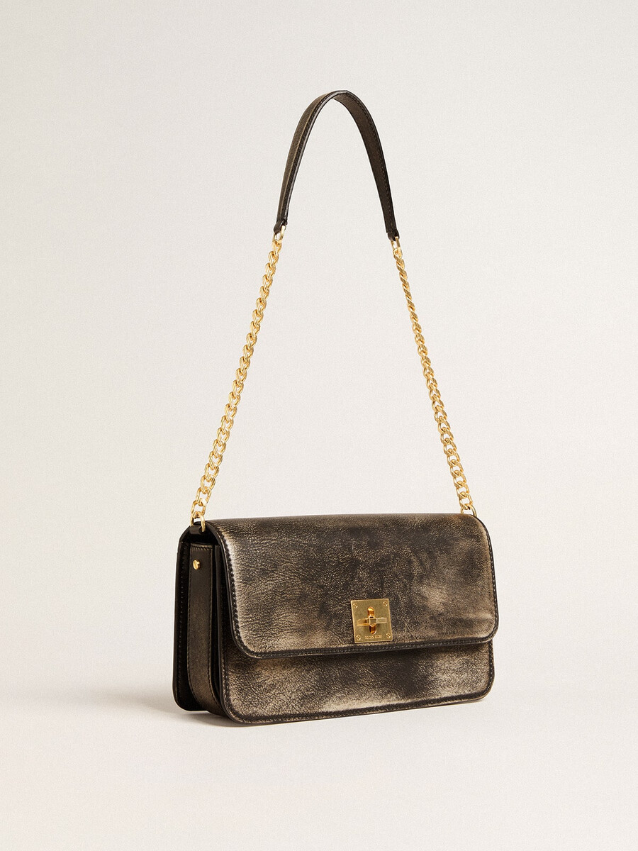 gioia-tas van zwart vintage leer met gouden details.