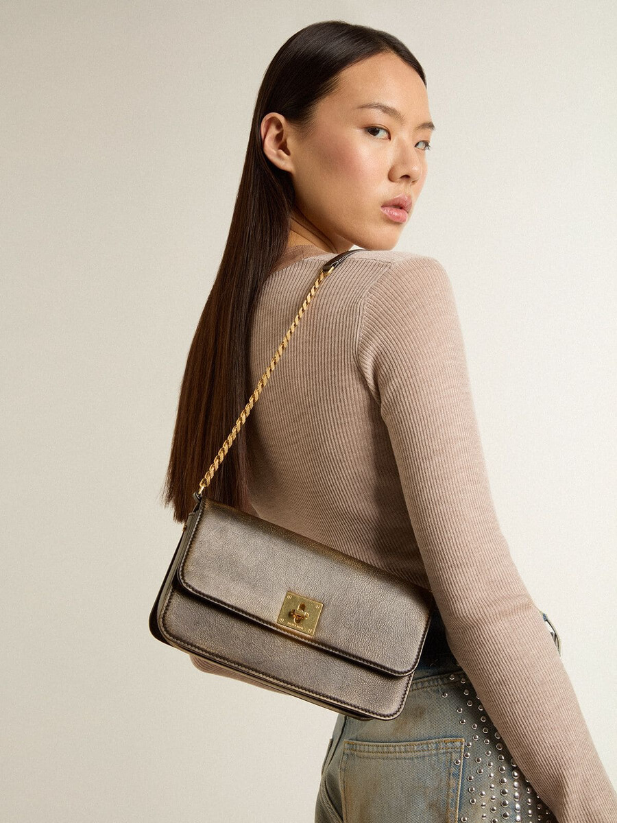gioia-tas van zwart vintage leer met gouden details.