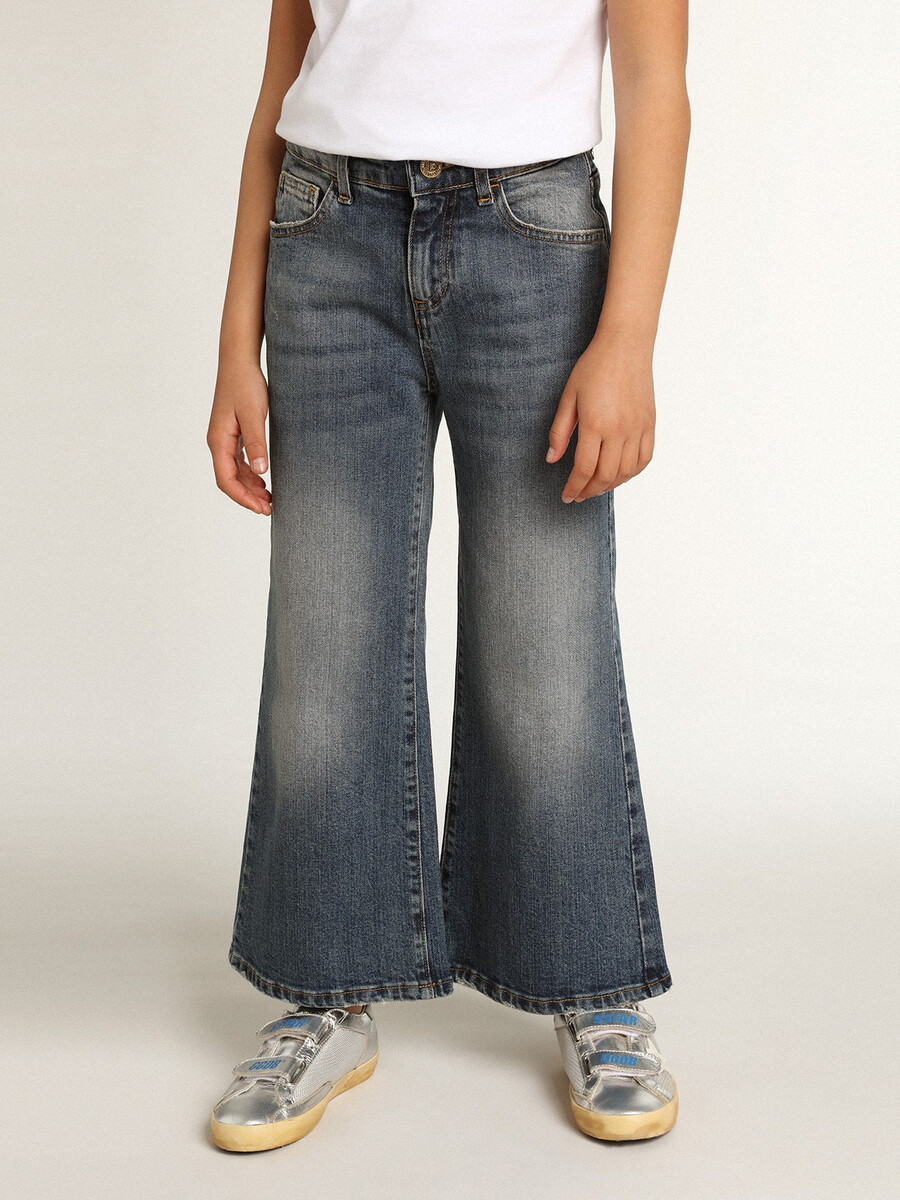 jeans met wijde pijpen in een middenblauwe denimstof.