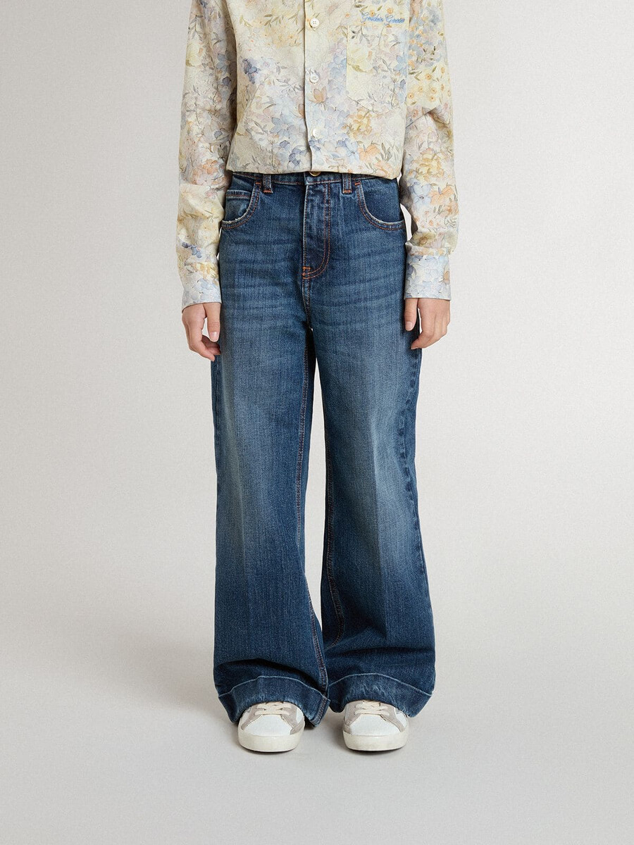 bootcut jeans voor meisjes met een medium wassing en borduurwerk.
