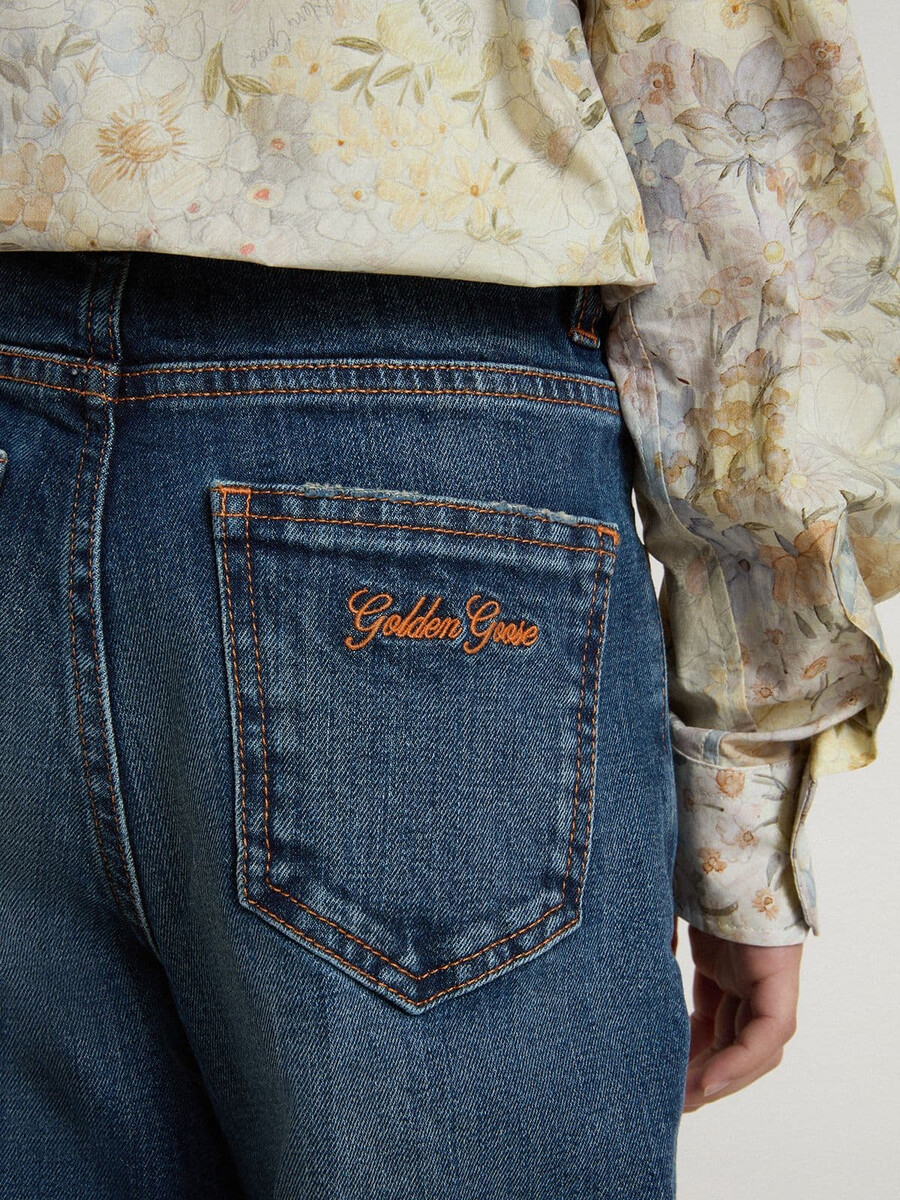 bootcut jeans voor meisjes met een medium wassing en borduurwerk.