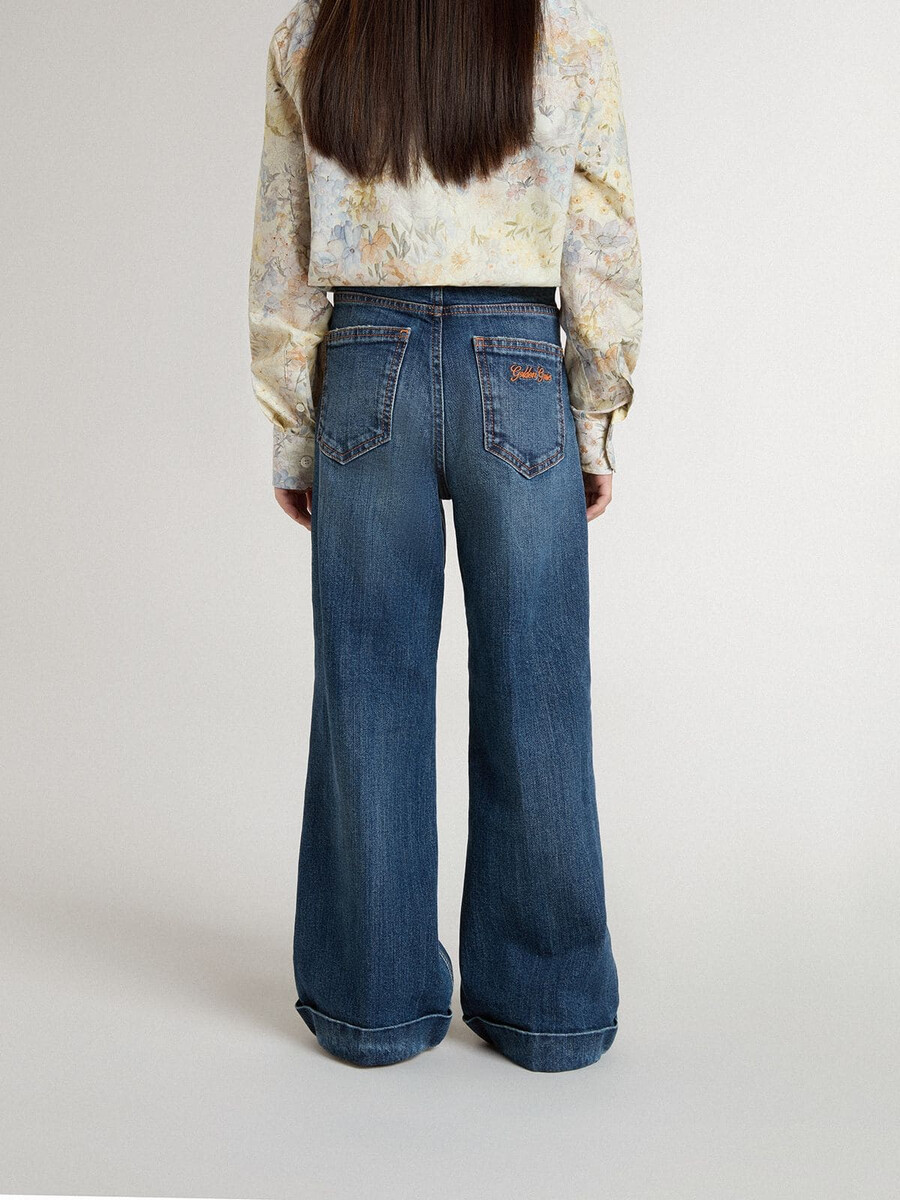bootcut jeans voor meisjes met een medium wassing en borduurwerk.