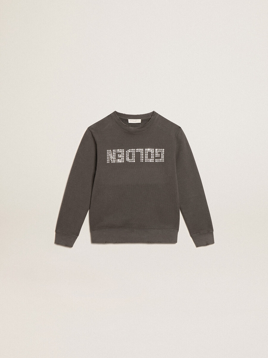 een verwassen grijze sweater met kristallen letters.