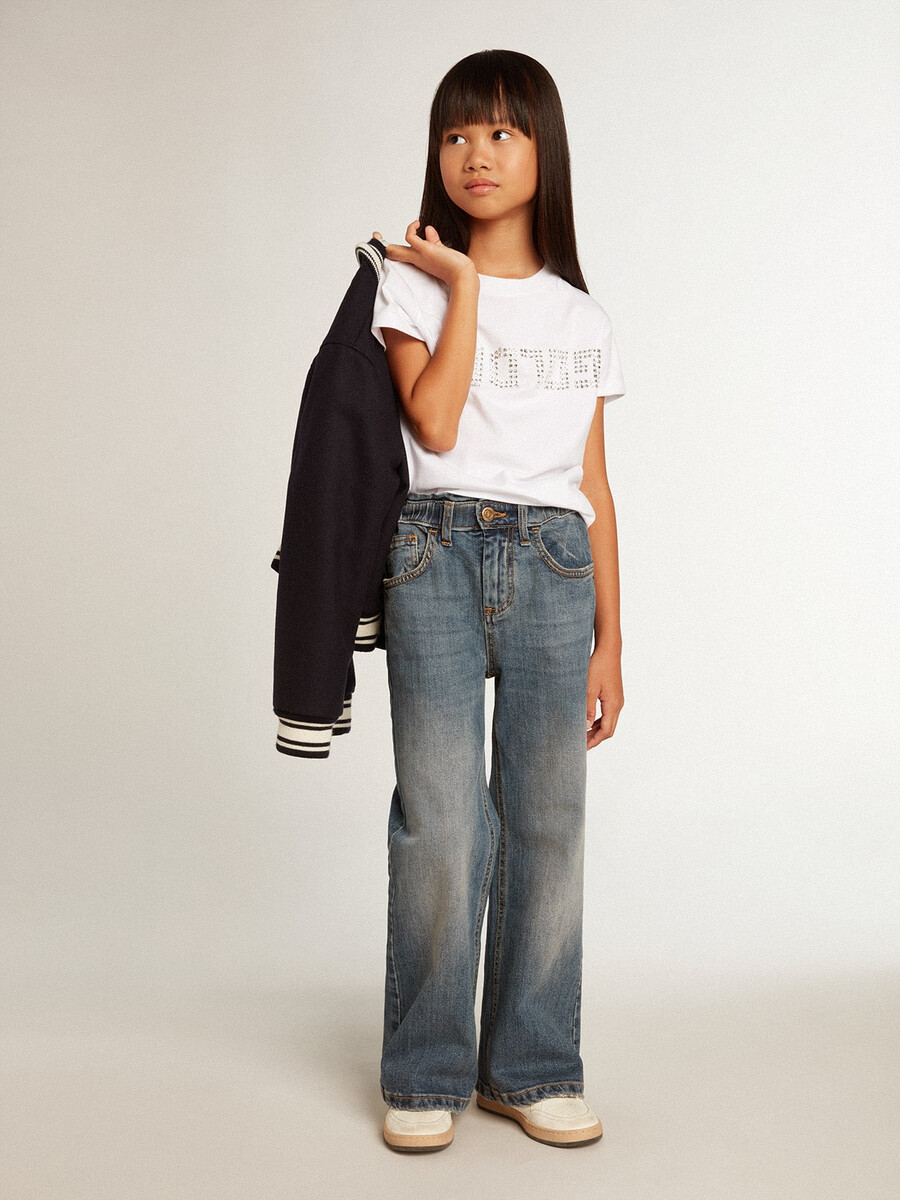 wit t-shirt met gouden letters in het midden uitgevoerd in kristallen.