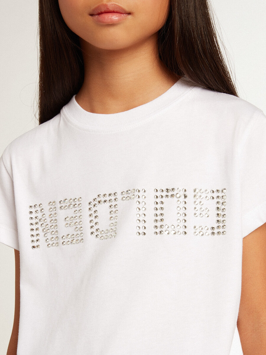 wit t-shirt met gouden letters in het midden uitgevoerd in kristallen.