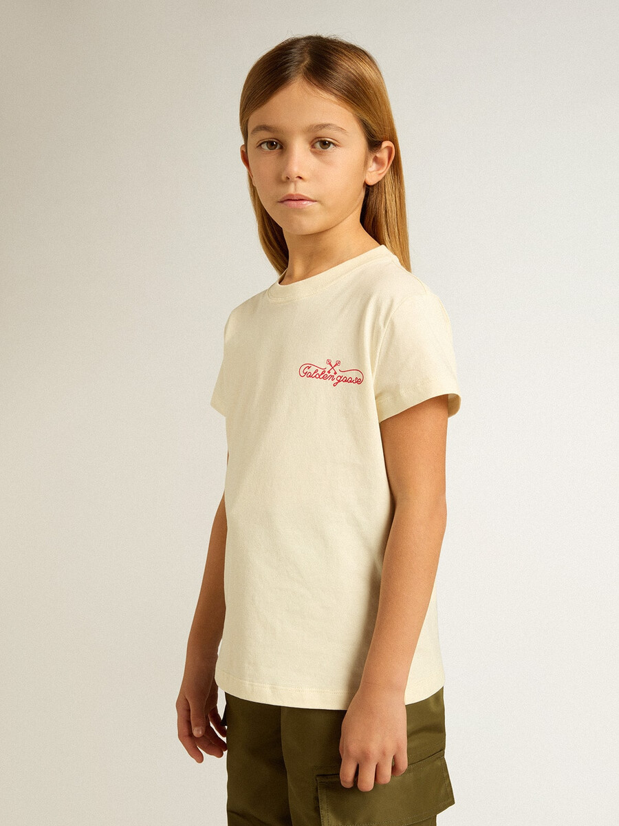 meisjes t-shirt van katoen in versleten wit met rode borduursels op de borst.