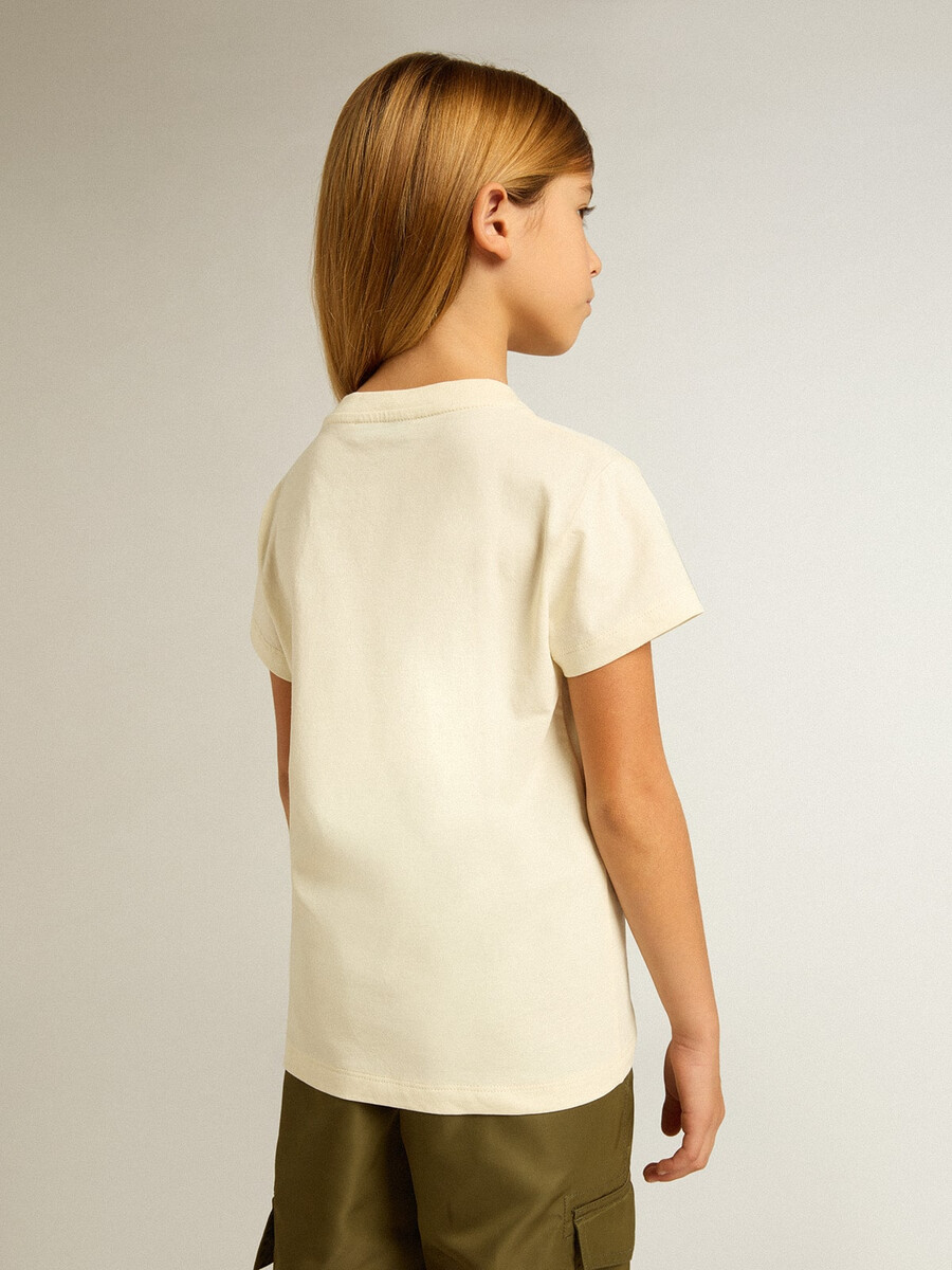meisjes t-shirt van katoen in versleten wit met rode borduursels op de borst.