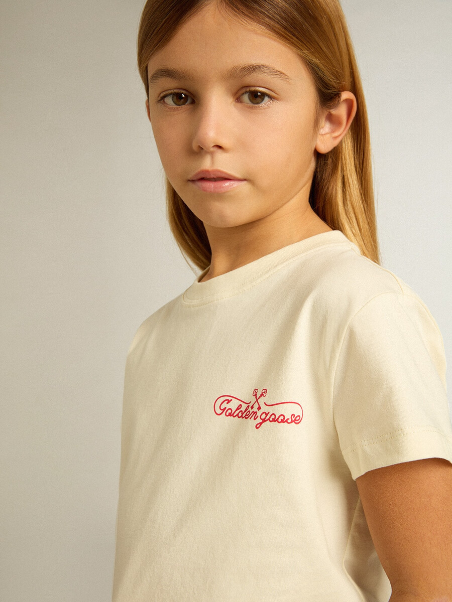 meisjes t-shirt van katoen in versleten wit met rode borduursels op de borst.