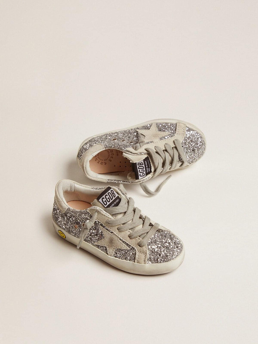 junior superster met zilveren glitter en suède details.