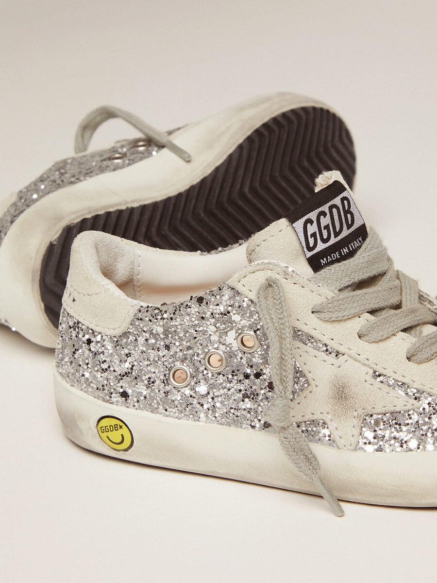 junior superster met zilveren glitter en suède details.