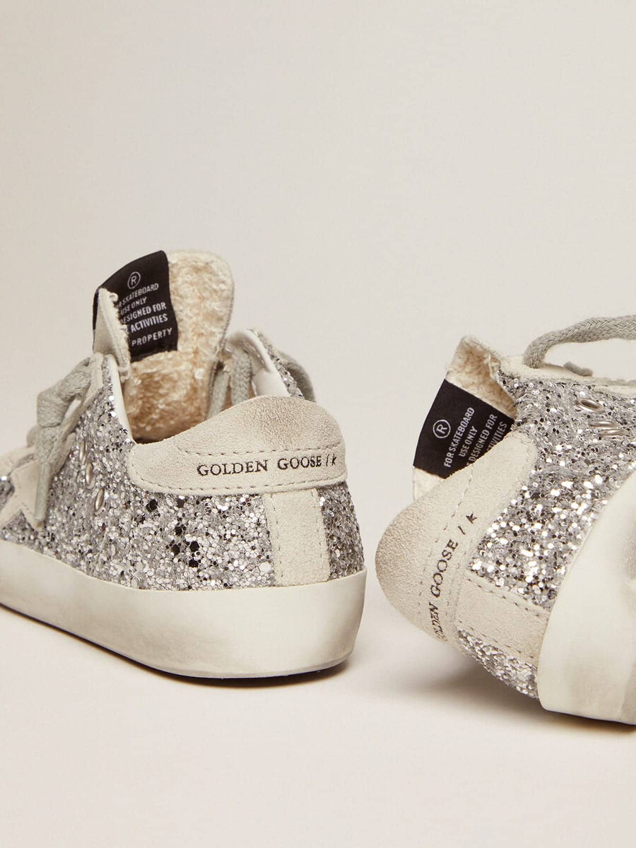 junior superster met zilveren glitter en suède details.