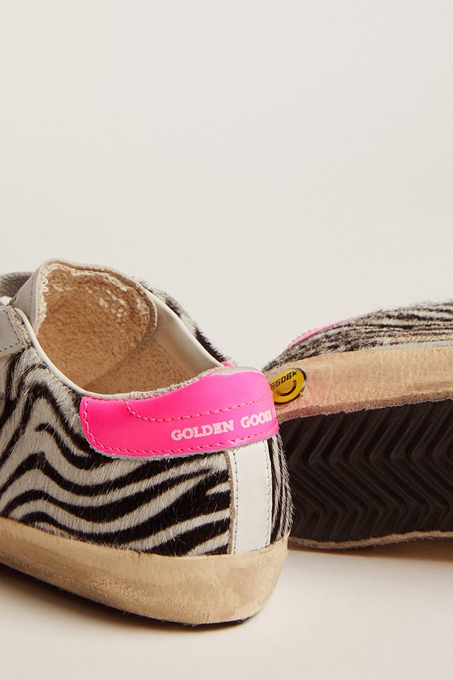 junior super-star in leer en zebraprint ponyhuid met fuchsia hielstuk