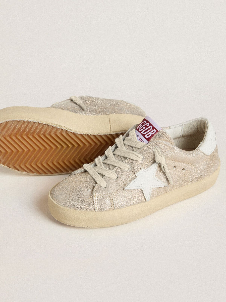 junior super-star in zandkleurig suède met gelamineerd effect en witte leren ster.