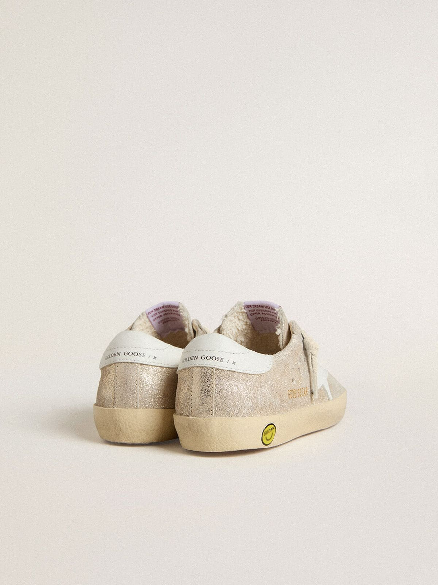 junior super-star in zandkleurig suède met gelamineerd effect en witte leren ster.