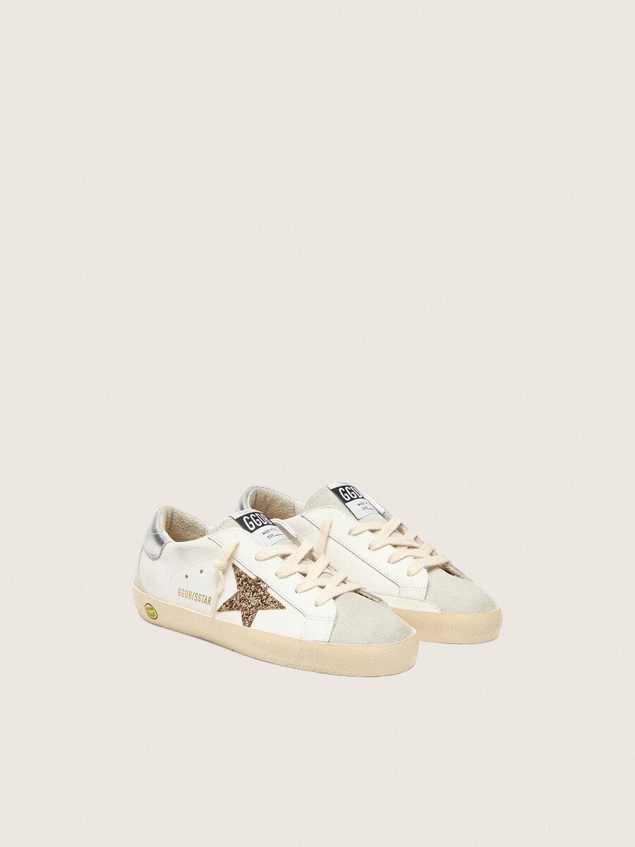 junior super-star met gouden glitterster en zilverkleurig metallic leren hielstuk.