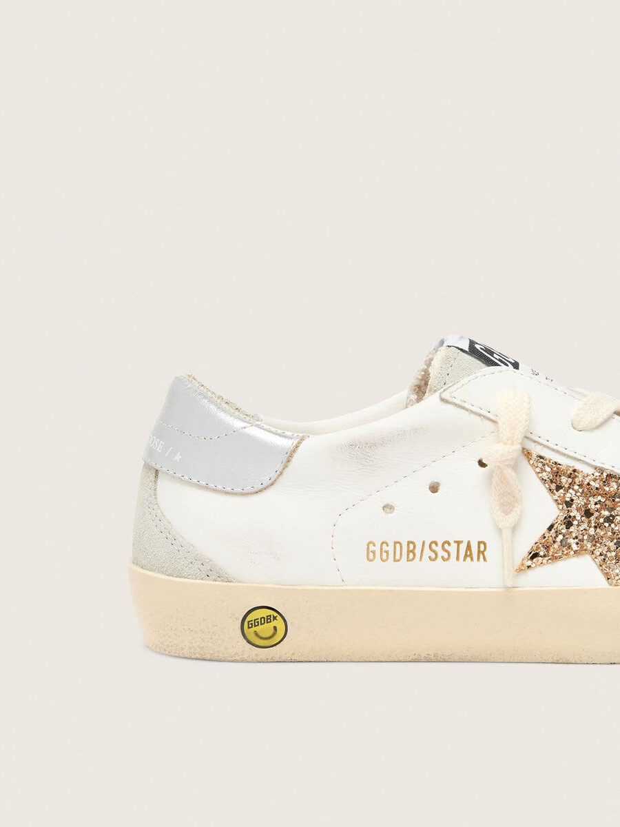 junior super-star met gouden glitterster en zilverkleurig metallic leren hielstuk.