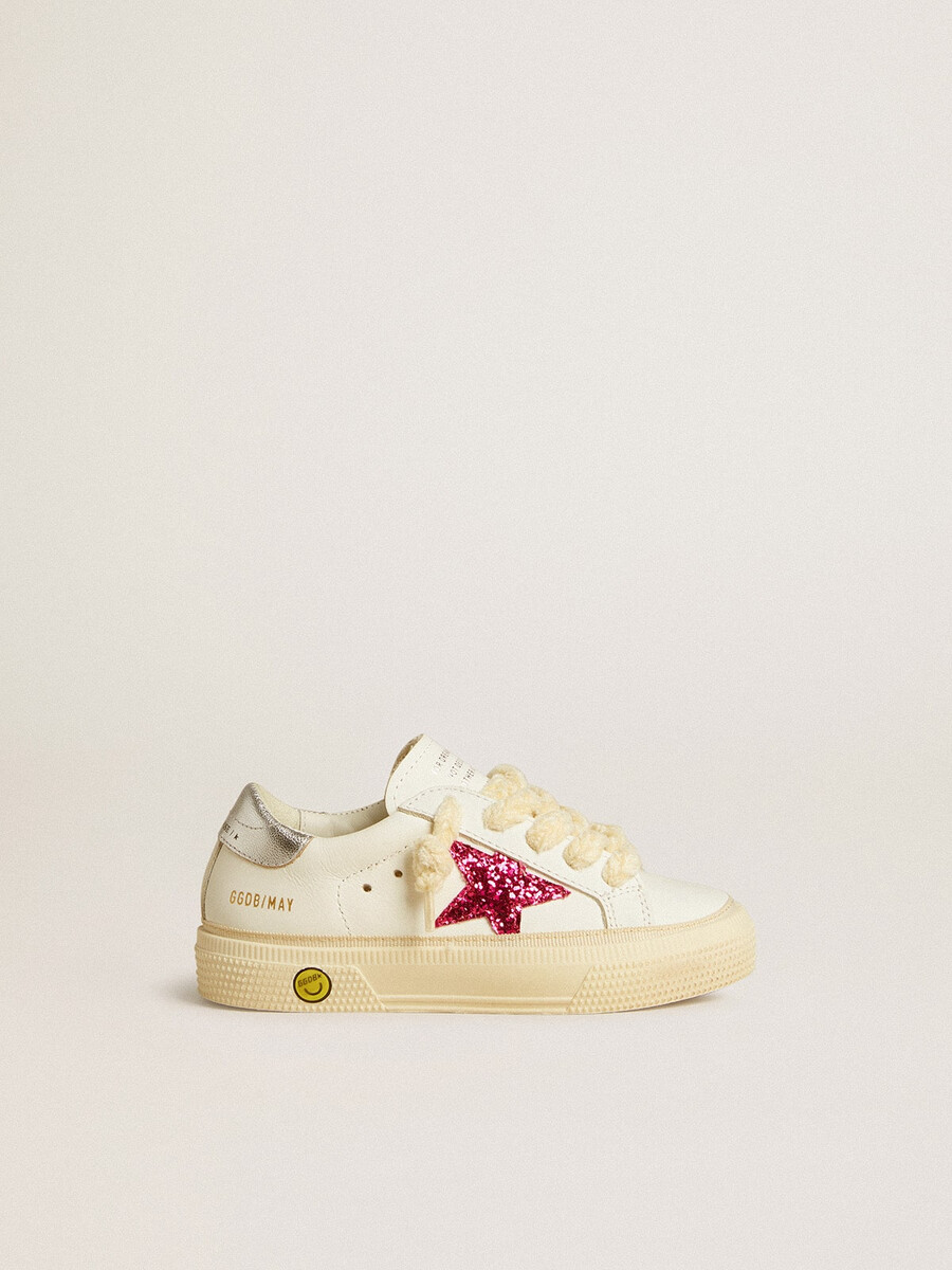may junior met een fuchsia glitterster en een hielstuk van metallic leer.
