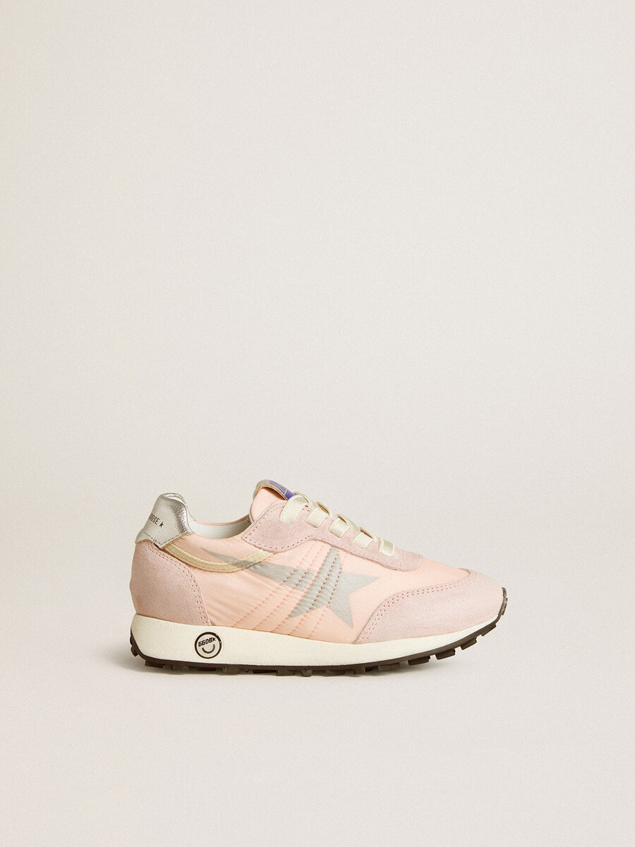 marathon junior in roze nylon met bedrukte ster en leren hielstuk.