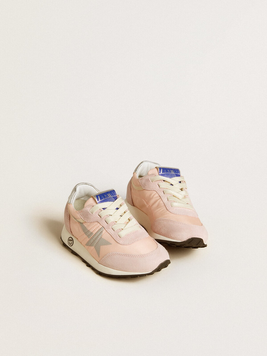 marathon junior in roze nylon met bedrukte ster en leren hielstuk.