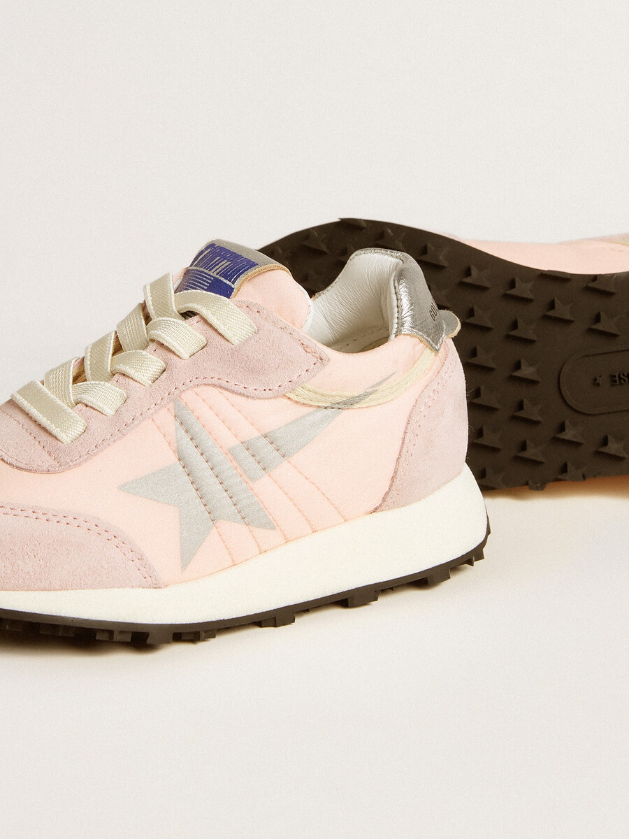 marathon junior in roze nylon met bedrukte ster en leren hielstuk.