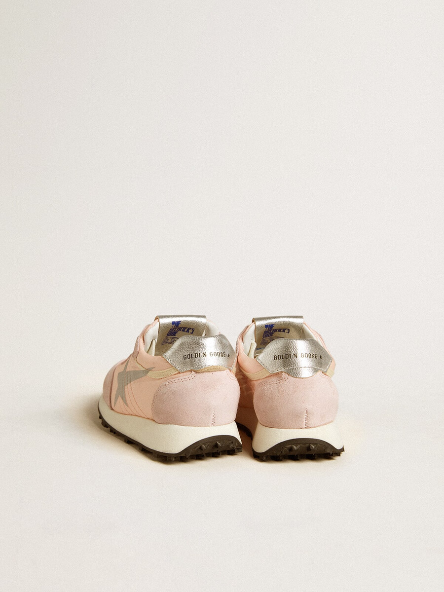 marathon junior in roze nylon met bedrukte ster en leren hielstuk.