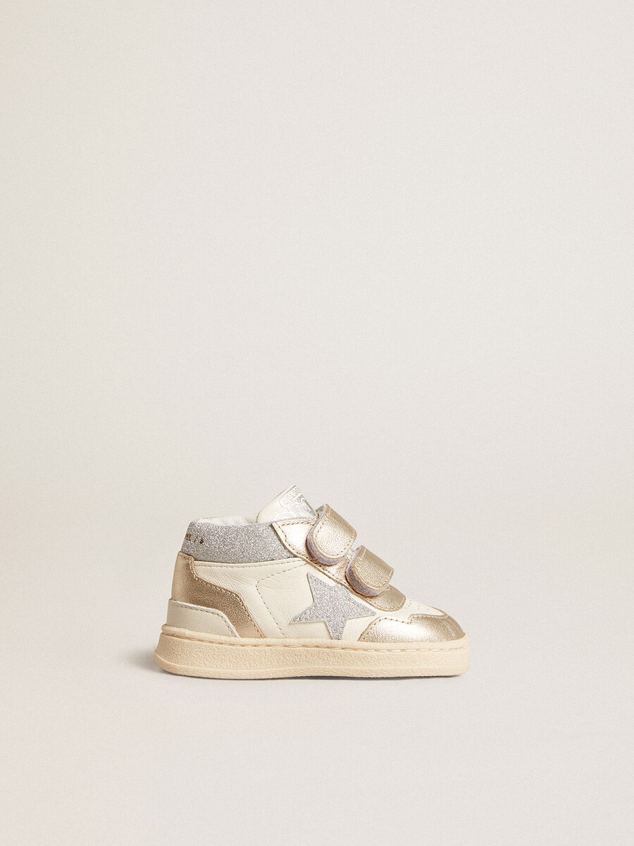 june junior in nappaleer met metallic leren inzetstukken en glitterster.