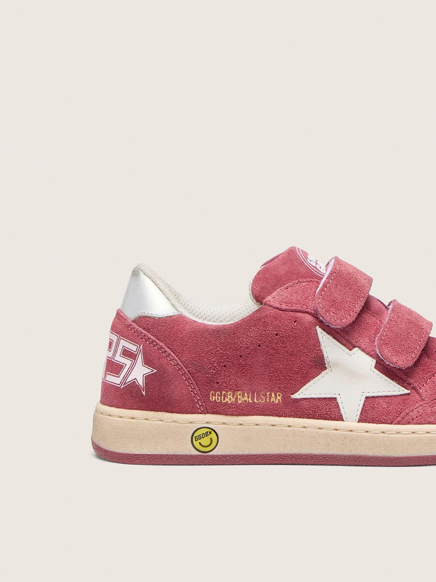 ball star junior in rood suède met witte leren ster en metallic zilveren hielstuk.