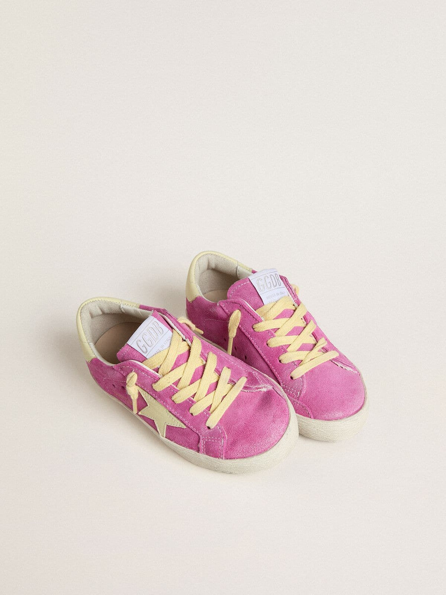 junior super-star in roze suède met lichtgele ster en hielstuk.