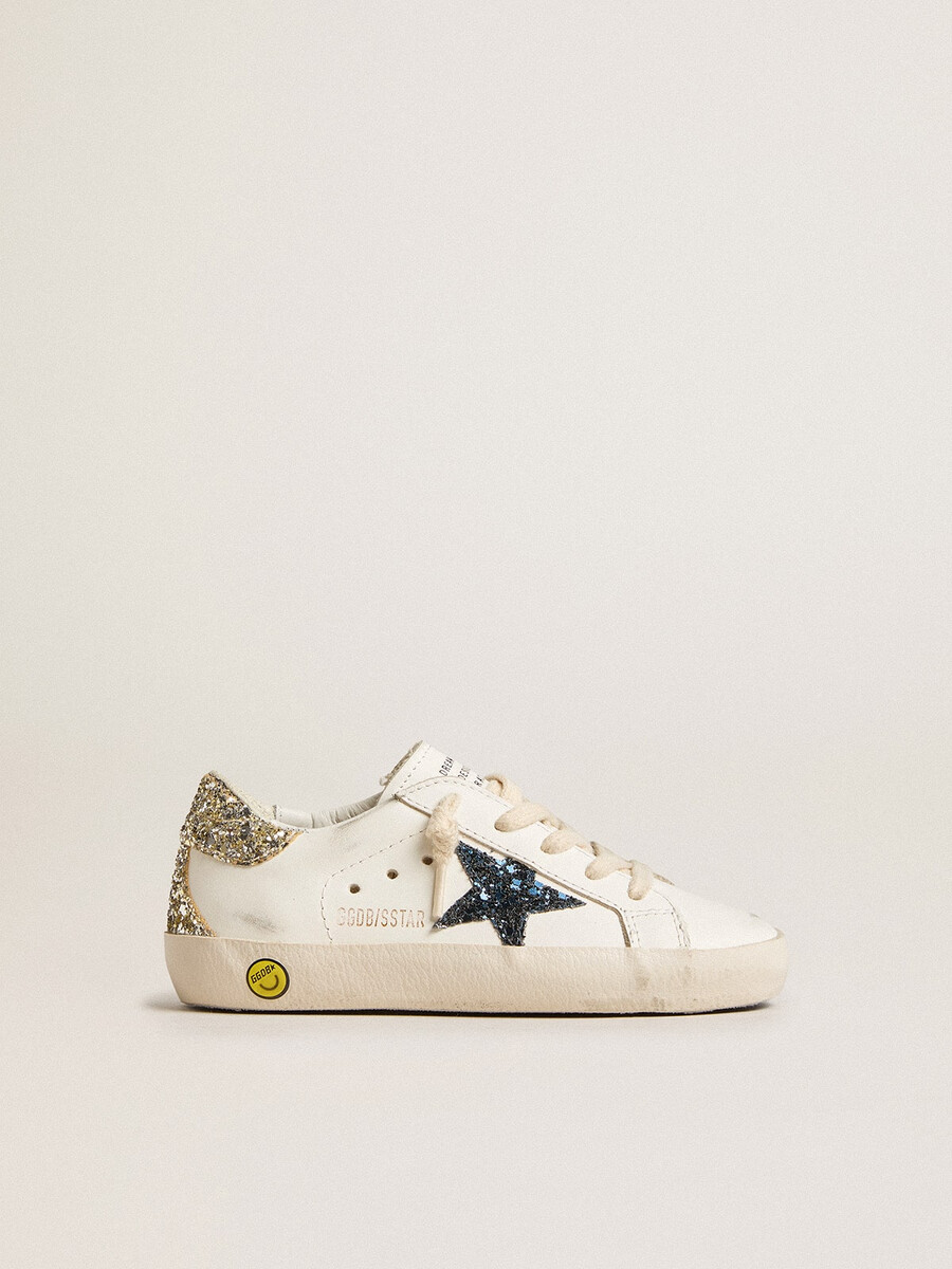 young superstar in leer met glitterster en hielstuk.