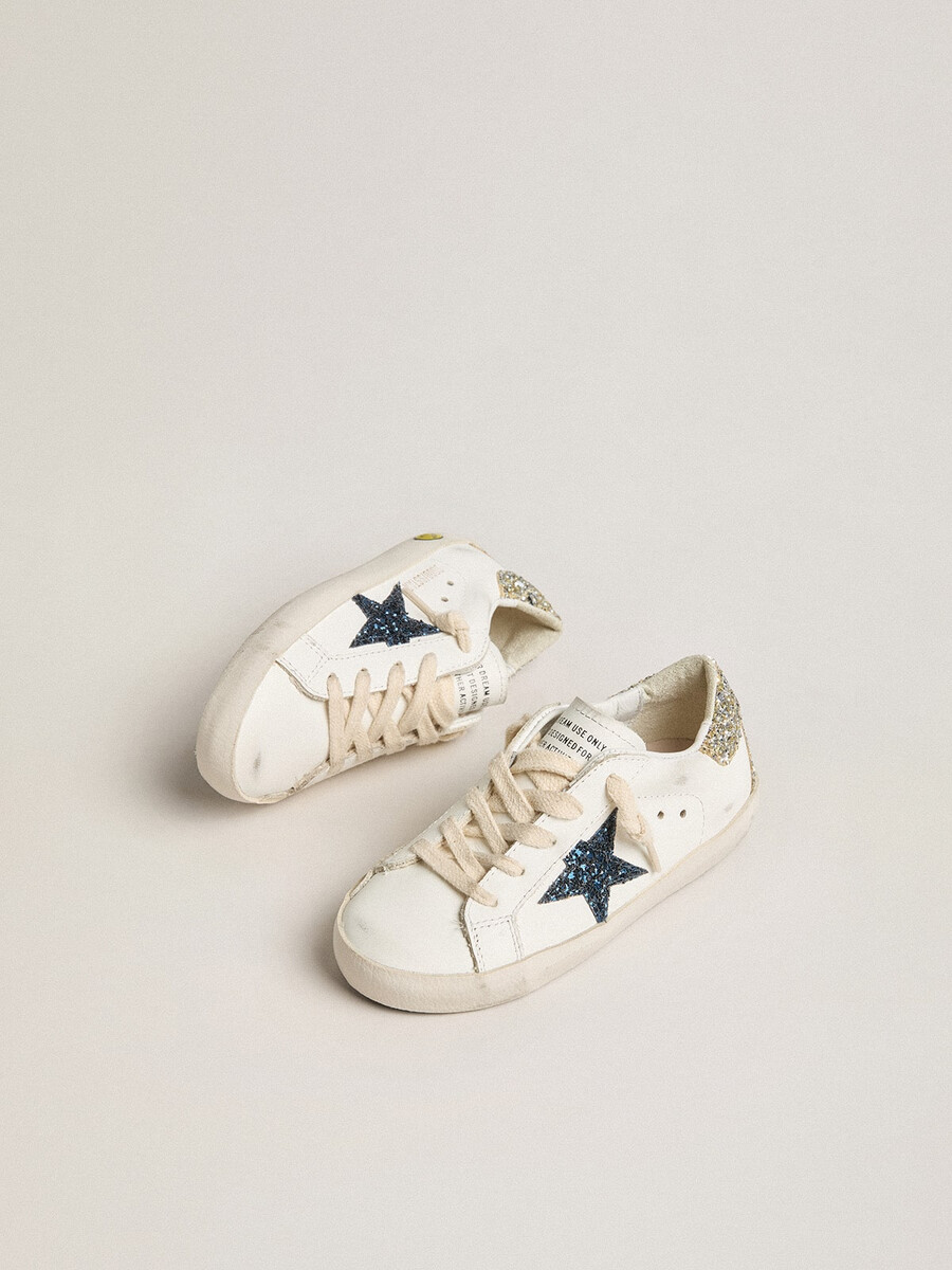 young superstar in leer met glitterster en hielstuk.