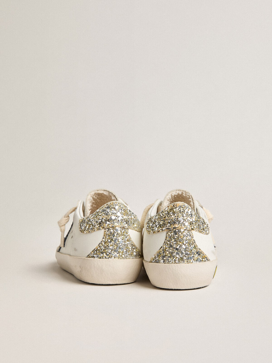 young superstar in leer met glitterster en hielstuk.