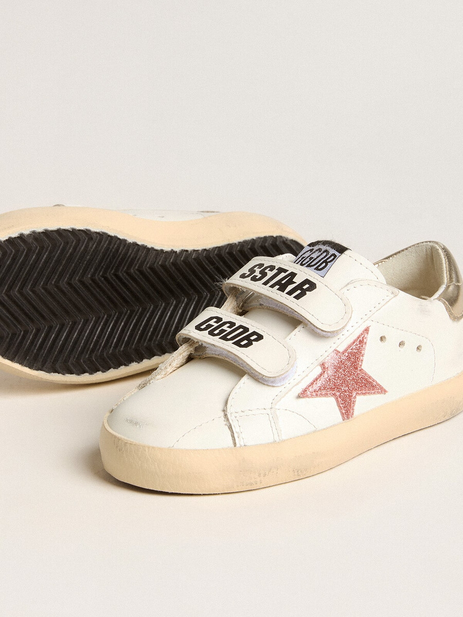 young old school in leer met een metallic perzikkleurige leren ster.