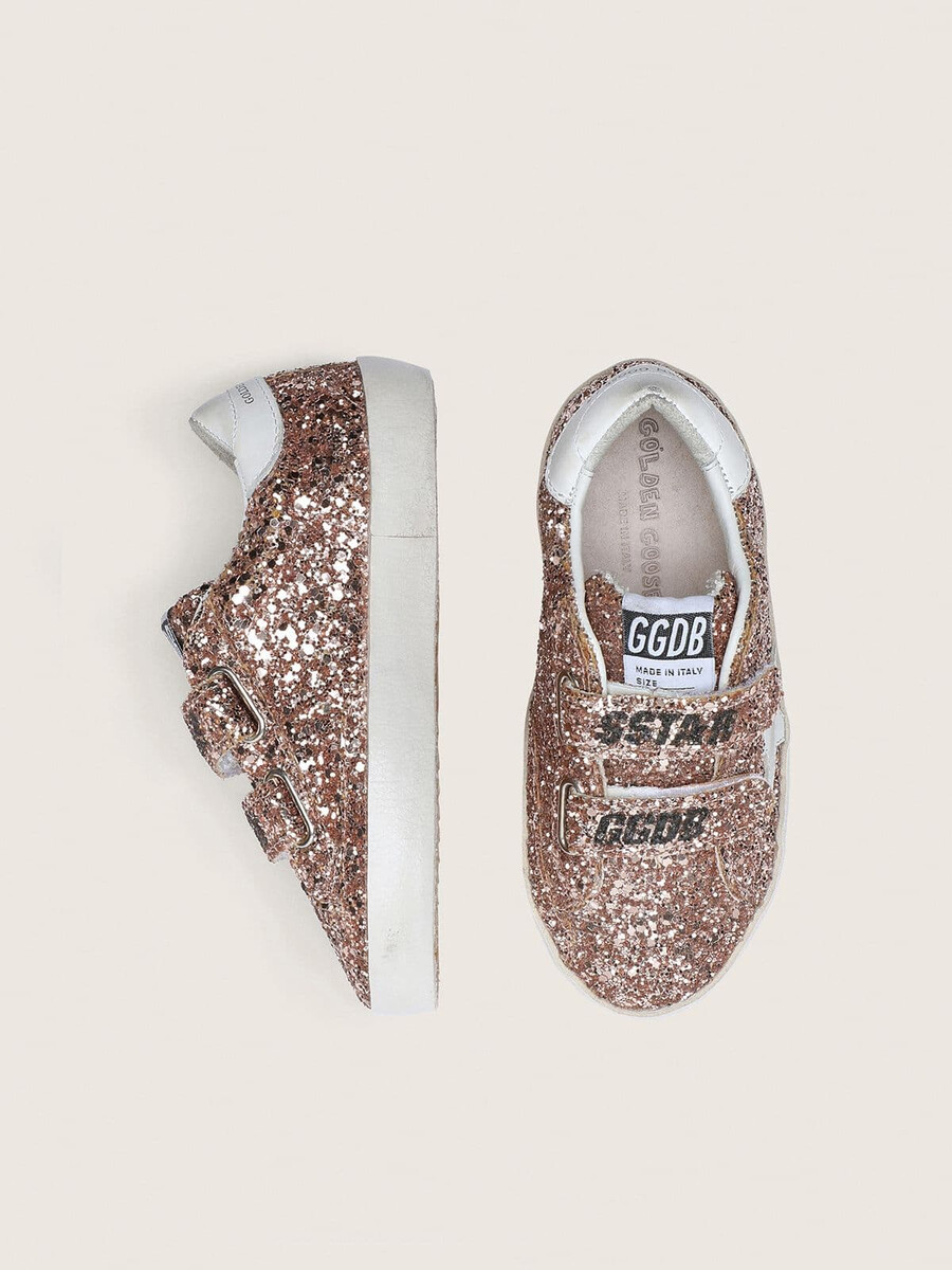 young old school in perzikkleurige glitter met witte leren inzetstukken.