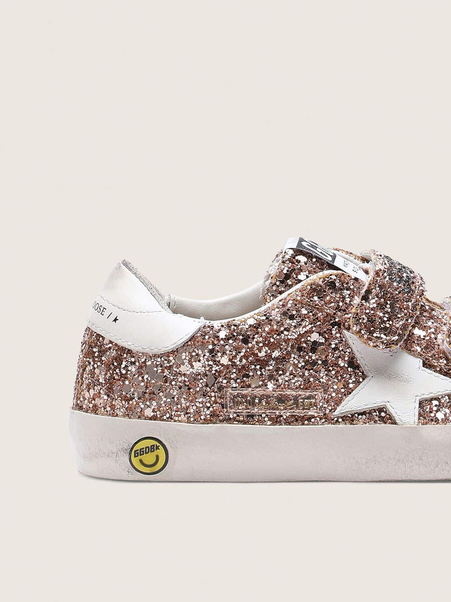 young old school in perzikkleurige glitter met witte leren inzetstukken.