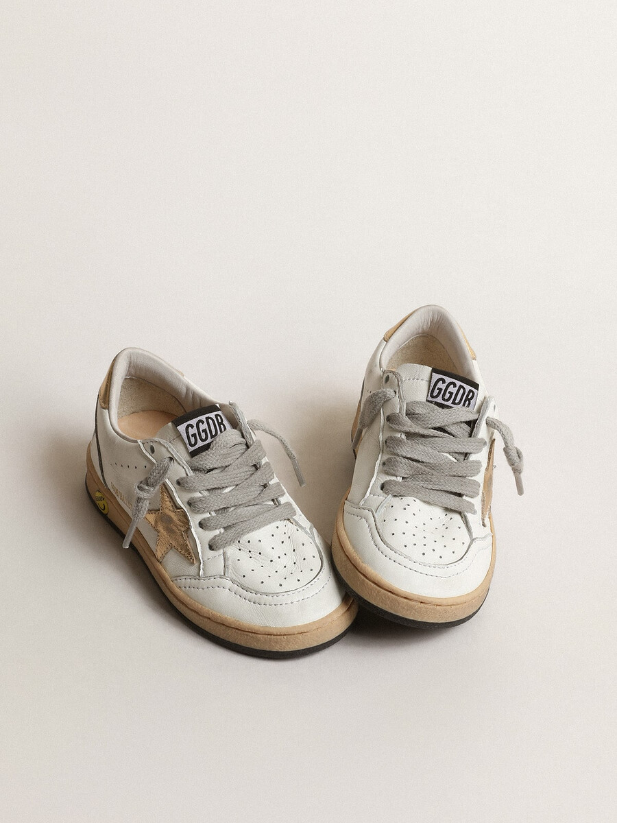 ball star young met gouden metallic leren ster en hielstuk.