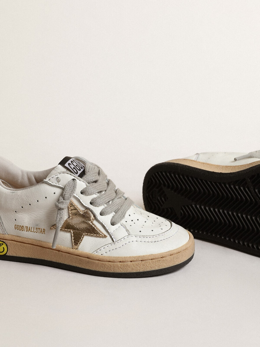 ball star young met gouden metallic leren ster en hielstuk.